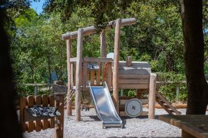 Structure de jeux en bois de robinier avec locomotive toboggan et jeux ludiques.