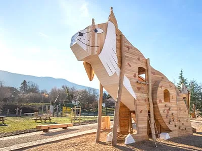 Structure de jeu en forme de lynx sur mesure dans un parc ensoleillé