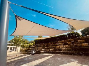 Voiles d'ombrages dans une cours d'école