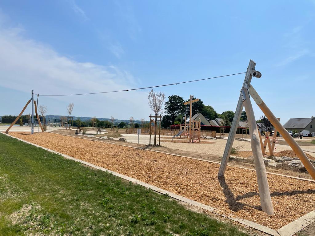 Tyrolienne aire de jeux sur copeau de bois