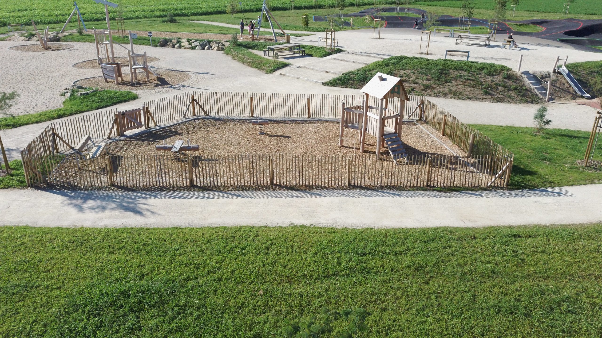 aire de jeux sur copeaux de bois aménagement
