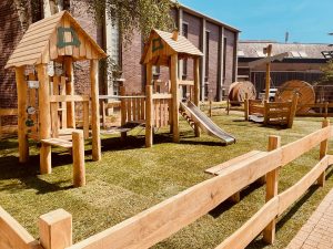 Structure de jeux en bois de robinier sur synthétique