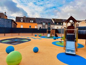 Aire de jeux avec trampoline et structure en Acier