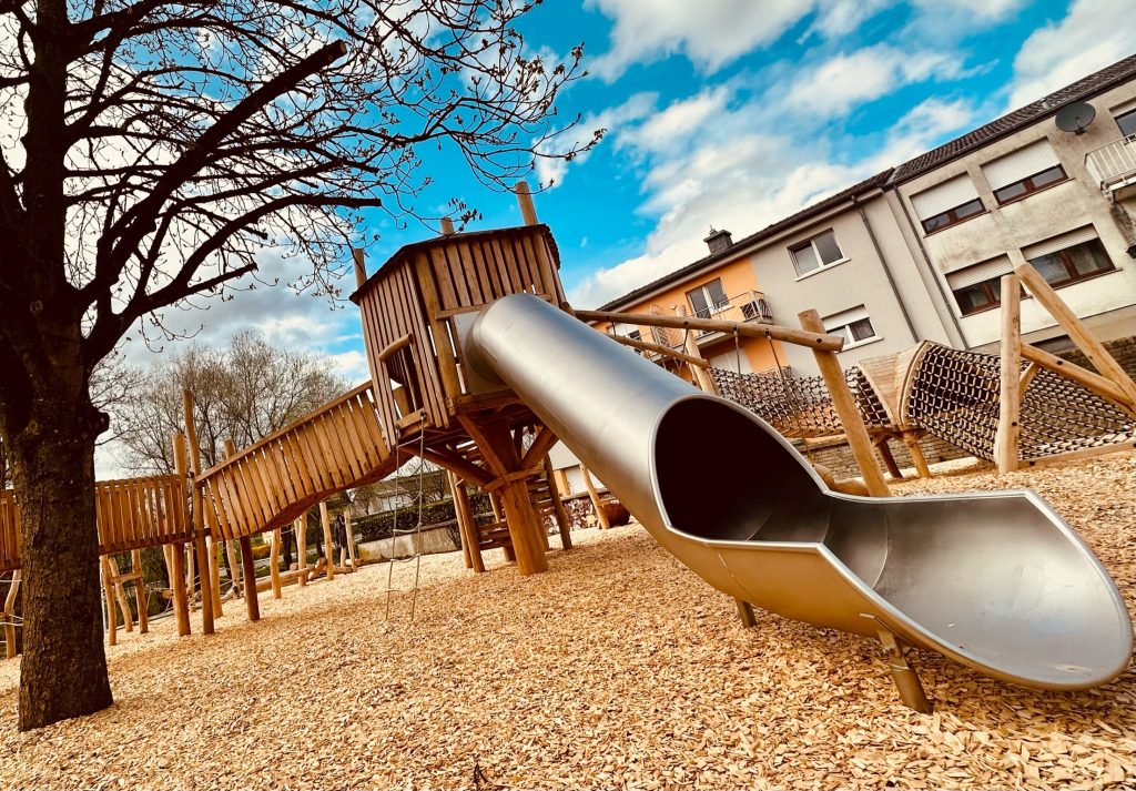 jeu en bois de robinier sur mesure avec toboggan