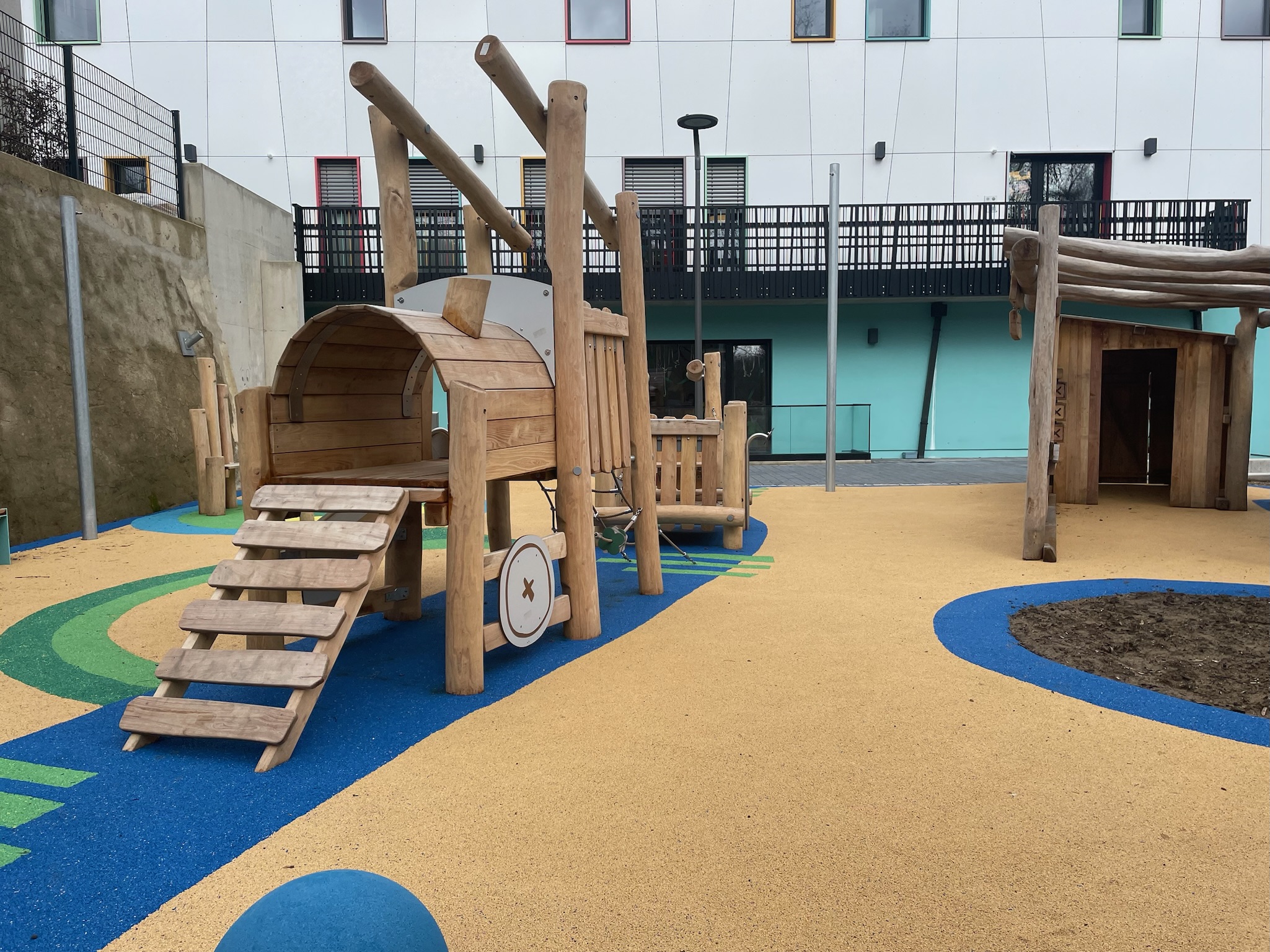 Structure de jeux en bois de robinier sur sol souple pour une école
