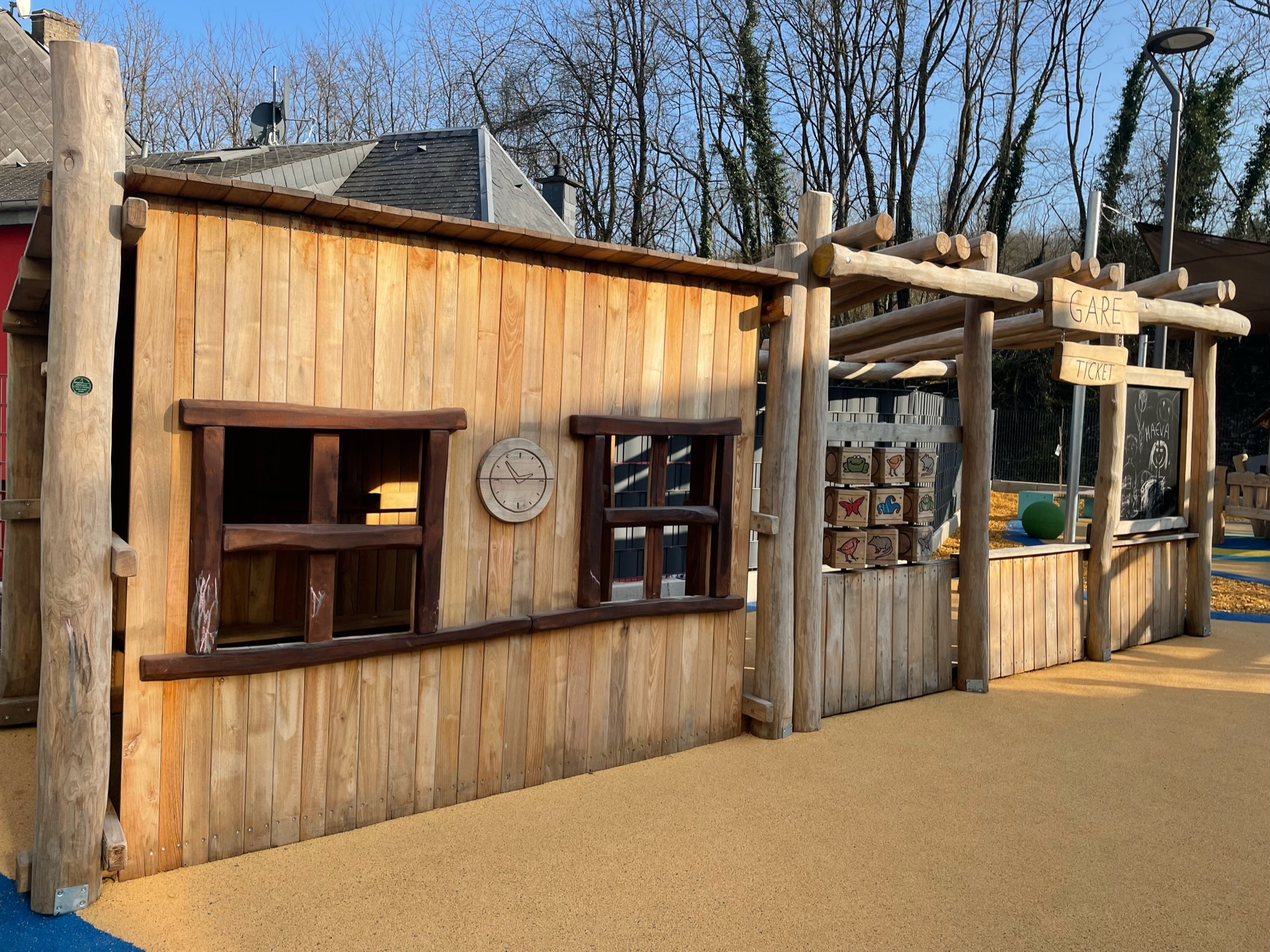Structure de jeux sur mesure en bois de robinier sur sol souple une gare