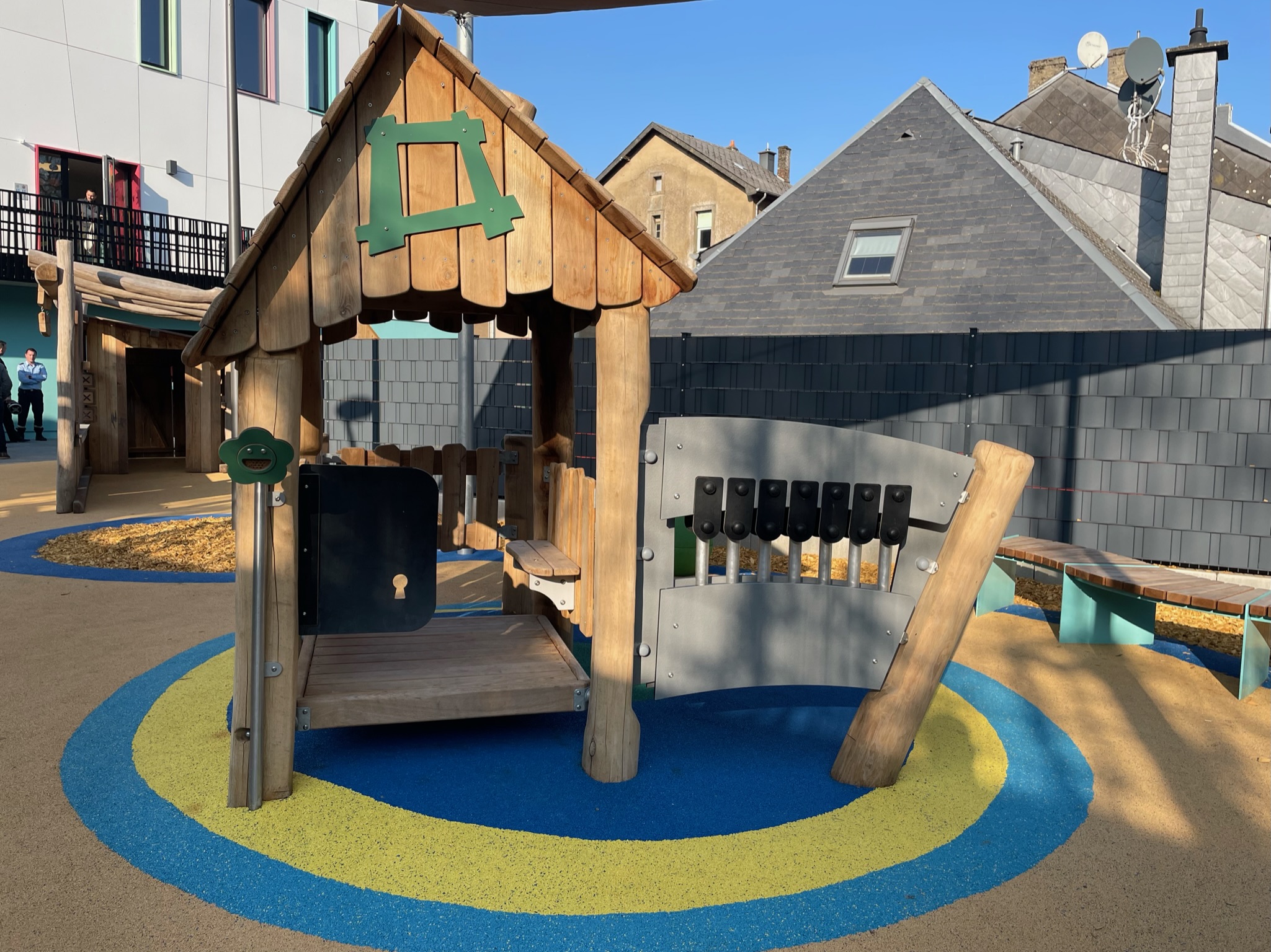 Structure de jeux en bois de robinier avec panneau ludique intégré