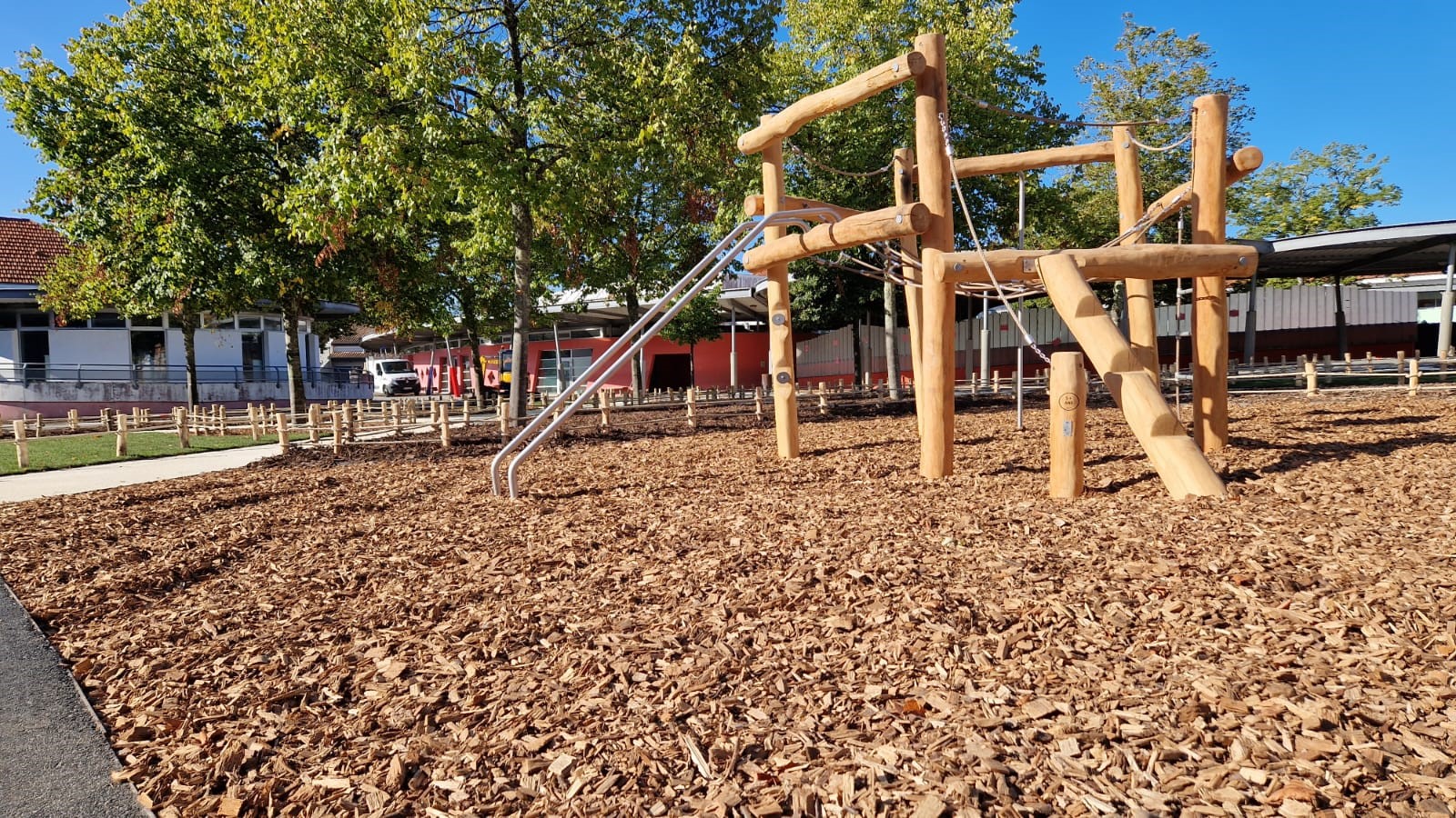 Cours oasis en bois de robinier