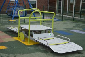 Jeu à bascule accessible pour enfants